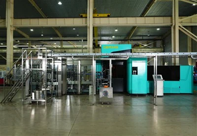 Plne automatické vyfukovanie plniacich fliaš Combiblock