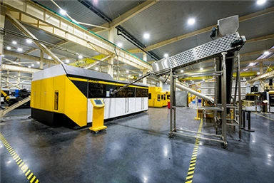 Stroj na formovanie plastov